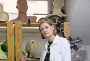 Eva von Bahr i sin studio